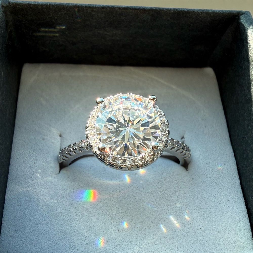 NWT Pretty Bird Jewelry size 8 white gold plated 4 prong set ring